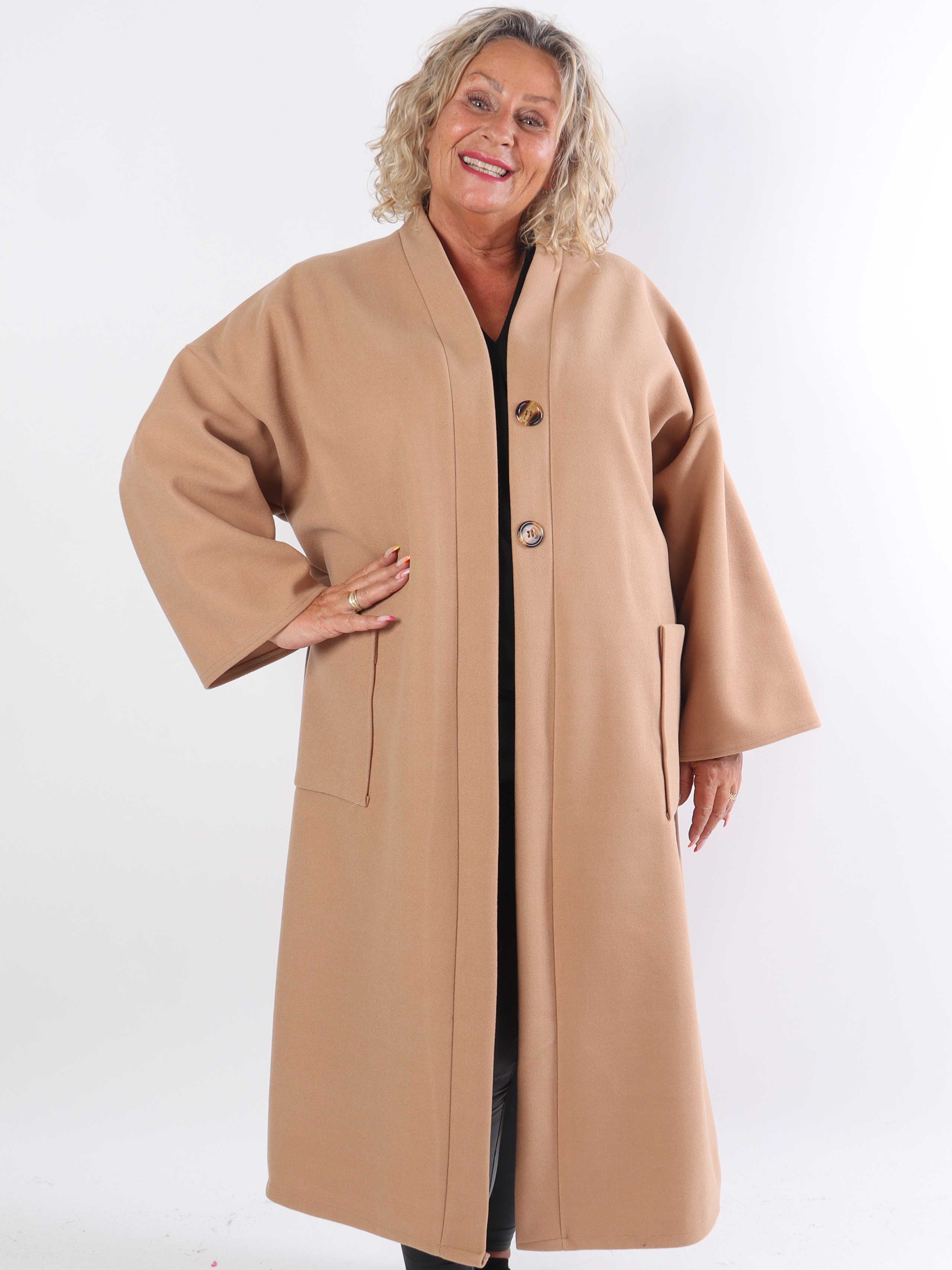 Abbelin - Lang plus size frakke med pynteknapper